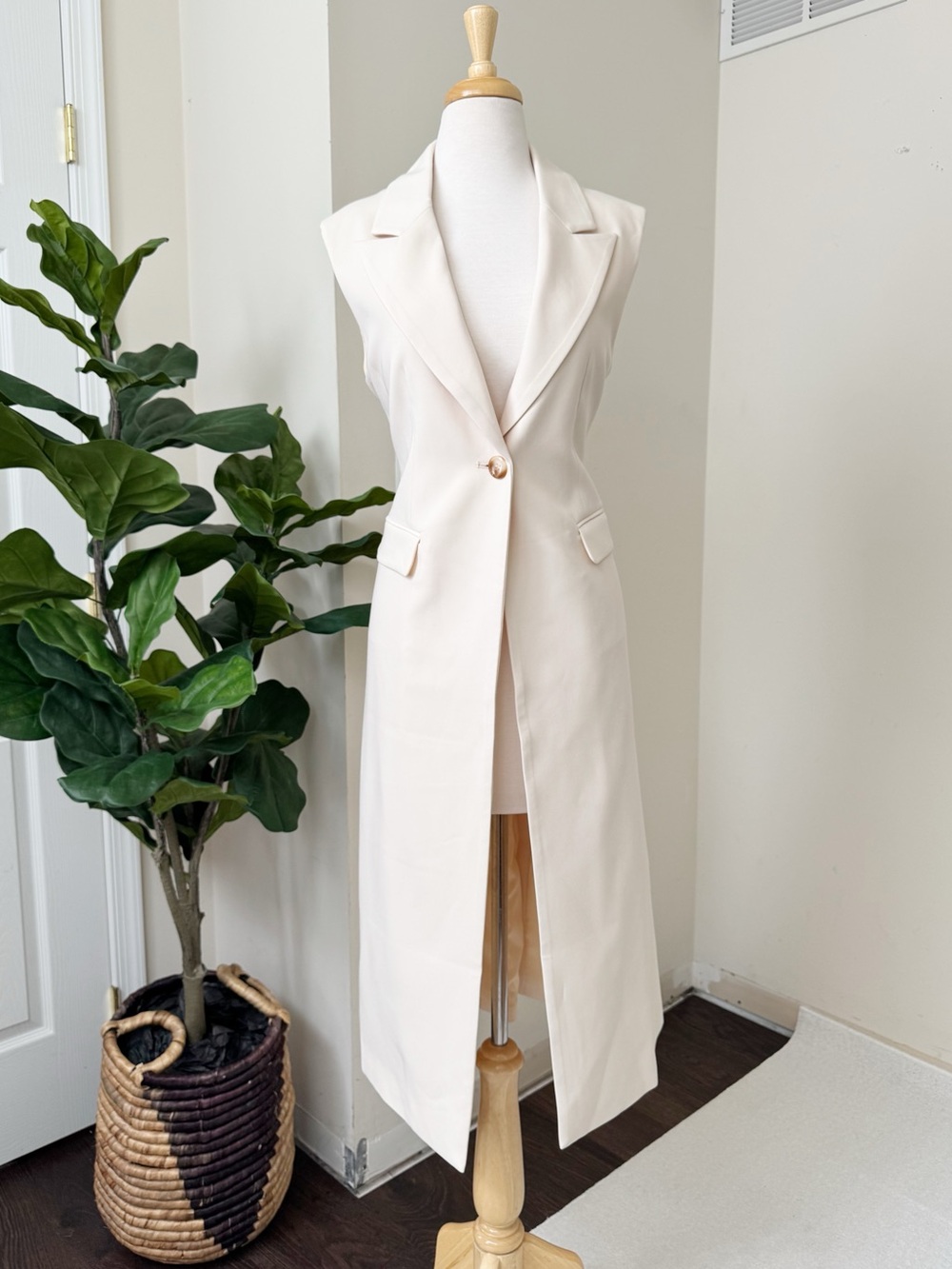 Crescent Cream Sleeveless Blazer Vest - Picture 3 of 11